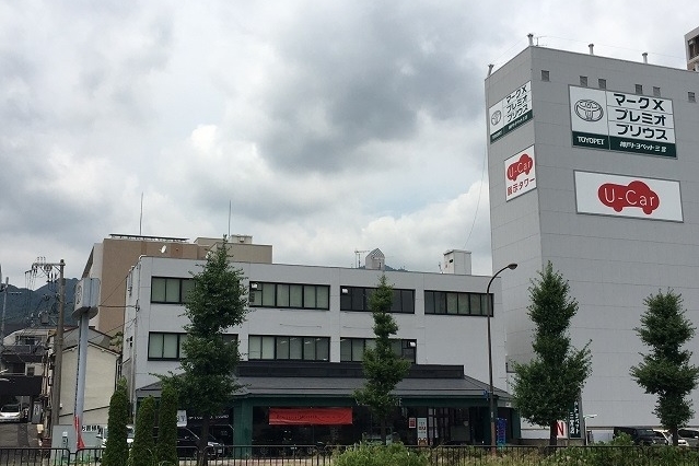 店舗外観(横)小
