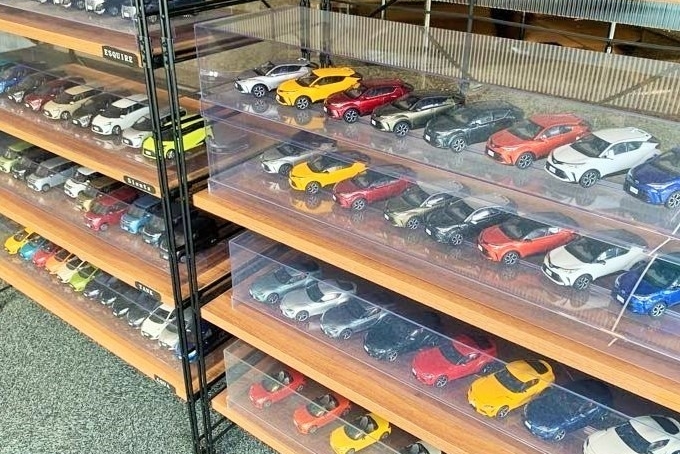 三宮店④ミニカー展示