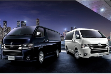 （左）特別仕様車スーパーGL“DARK PRIME II”（2WD・2800ディーゼル・標準ボディ）