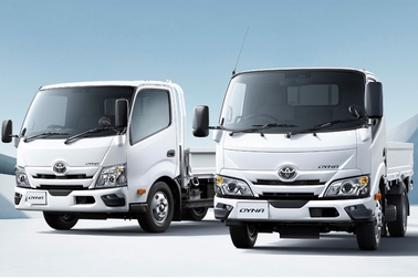 左）ワイドキャブ・2WD・ロングデッキ・フルジャストロー・2.0トン積