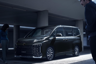 【モデル入り素材】S-Z（ハイブリッド・2WD・7人乗り）