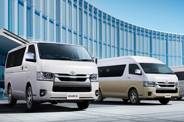 （左）：VAN・2WD・2800ディーゼル・標準ボディ・スーパーGL